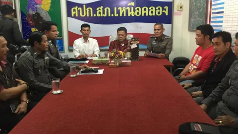 โชเฟอร์รถตู้ชกฝรั่ง มอบตัวตร.กระบี่ ยอมรับผิด ฉุนถูกด่า-ยกนิ้วกลางใส่