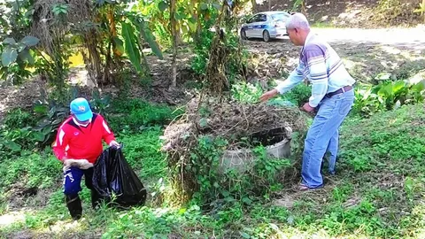 ลุงเมืองน่านจิตอาสา เก็บขยะริมทางกว่า 10 ปี ไม่หวังผลตอบแทน