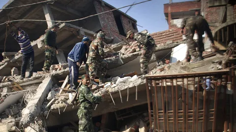 นาทีธรณีพิโรธเขย่าอินเดีย! ตายแล้ว 9 เจ็บเกือบร้อย (ชมคลิป)