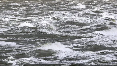 เฒ่าแดนมังกร ลงเล่นทะเลเกาะล้าน หน้ามืดจมน้ำดับ! 