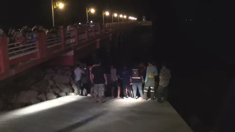 สาวนั่งเล่นมือถือ หน้ามืดพลัดตกทะเลประจวบฯ พลเมืองดีช่วยรอดหวุดหวิด