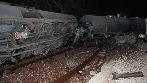 รถไฟน้ำมันตกราง! 12 โบกี้พลิกเสียหายลำพูน เร่งกู้ ซ่อมทางไม่ต่ำ 7 วัน