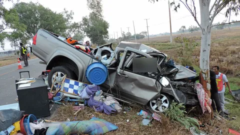 หนุ่มร้อยเอ็ดหลับใน! ปิกอัพตกถนนชนแหลกล้อหลุด ตาย 1 สาหัส 4 