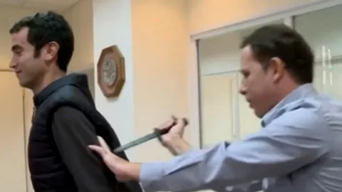 กันไม่อยู่! นักข่าวอิสราเอลลองเสื้อกันมีด สุดท้ายเข้าเนื้อเลือดอาบ (ชมคลิป)