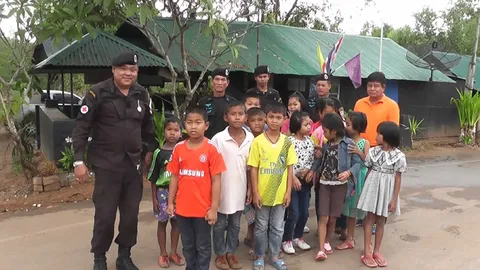 เด็กกัมพูชาแฮปปี้ นั่งเรือข้ามคลอง ร่วมงานวันเด็กฝั่งไทย 