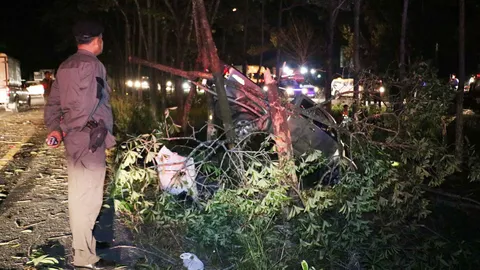 ปิกอัพ-เก๋ง เสียหลักชนต้นไม้ พังยับ ดับ 3 เจ็บ 2 