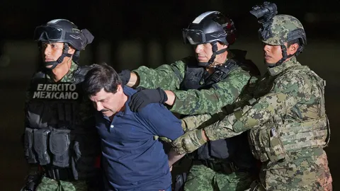 ประมวลภาพ เอล ชาโป หมดอิสรภาพ!! ถูกนำตัวขึ้น ฮ.กลับมาเข้าคุกอัลติปาโนตามเดิม