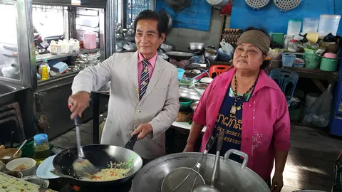 ไม่ได้บ้า! ตาวัย 70 ใส่สูทผูกไทขายอาหาร เชลล์ไม่ต้องมาชิม รสชาติอร่อยเลิศ