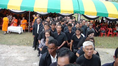 เผาศพลูกชาย ผอ. ถูกเพื่อนรักฆ่าโหด ปชช.แห่ร่วม ไม่เชื่อทำคนเดียว