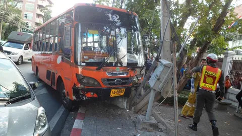 มินิบัสสาย12 อ้างเบรกแตก ชนเสาไฟฟ้าหักครึ่ง หน้าวัดตรีฯ เจ็บ 5 ราย