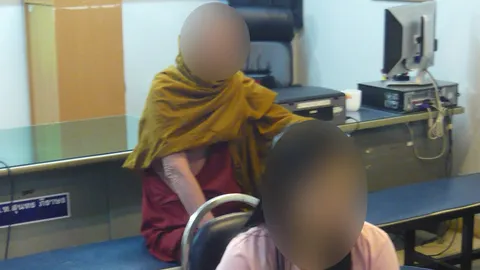 บุกจับพระปลอมถึงวัด อ้างรักษาคุณไสย ส่วนลูกพกเสื้อกาวน์ติดชื่อ พญ.