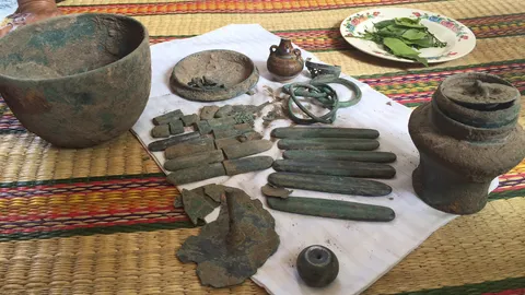 ขุดเจอ เงินฮาง-วัตถุโบราณ อายุหลายร้อยปี ห่อผ้าขาวฝังดินที่หนองคาย 