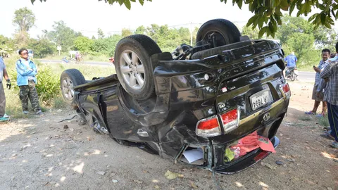 แซงสิบล้อไม่พ้น นศ.สาวราชภัฏ ควบฟอร์จูนเนอร์พลิกคว่ำ คอหักดับ