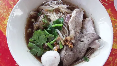 ยังมีอยู่! ก๋วยเตี๋ยว 10 บาท สวนกระแสของแพง ขวัญใจผู้ใช้แรงงาน