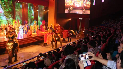 นักท่องเที่ยวไทย-เทศ แห่ชม 'นงนุชเธียเตอร์' แสง-เสียงอลังการ