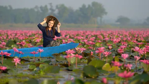 ชวนเที่ยว 'วังบัวแดง' หนองคาย ลงเรือพายชมความงามทั่วผืนน้ำใกล้ชิด