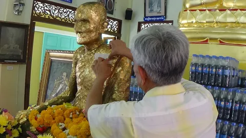 สุดแปลก! ชาวบ้านอ่างทอง ยังแห่แก้บนด้วยน้ำอัดลมนับหมื่นขวด อดีตเกจิดัง