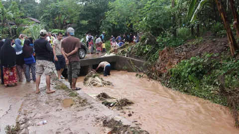 ฝนตกหนักที่เบตง น้ำล้นคลอง ไหลท่วมบ้าน-เร่งช่วย