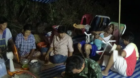 สาวใหญ่พาครอบครัวกางเต็นท์นอนริมถนน ครวญถูกปิดทางเข้า-ออกบ้าน 