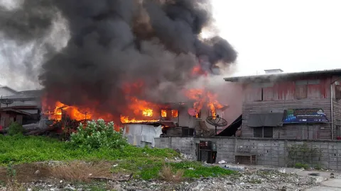 ไฟไหม้ชุมชนลานโพธิ์ ซอยสาธุประดิษฐ์ 49 วอด 6 หลัง ตร.เร่งหาสาเหตุ