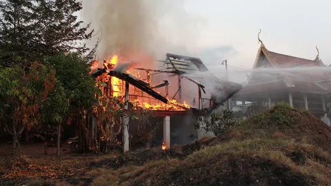 กลับจากบิณฑบาต ช็อก! ไฟไหม้กุฏิ 70 ปี วัดดังพิษณุโลก วอดทั้งหลัง