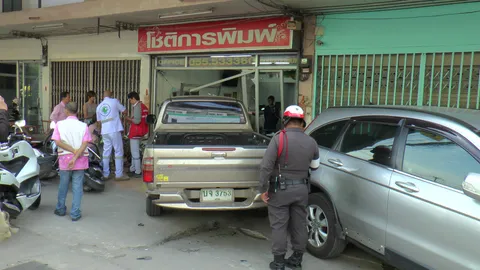 โอเวอร์โดส! สาวใหญ่กินยาคลายเส้นมากไป วูบรถพุ่งชนโรงพิมพ์แม่สอดพังยับ