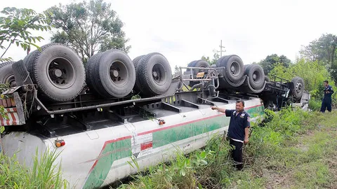 ระทึก! พ่วงบรรทุกน้ำมัน พลิกหงายท้อง ล้อชี้ฟ้า คนขับรอดหวุดหวิด