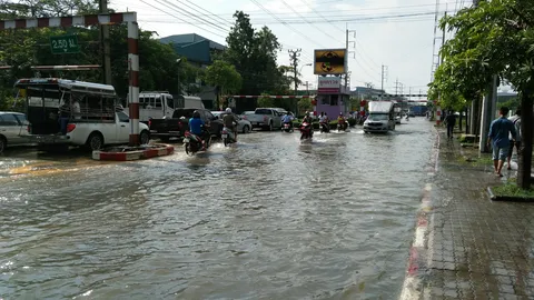 ฝนถล่มน้ำท่วมนิคมฯ บางปู ถ.สุขุมวิทรถติดหนัก-เทคนิคปากน้ำปิดเรียน    