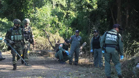 ลอบบึมนาวิกฯ ตากใบ ขณะลาดตระเวนดูแลความปลอดภัยครู โชคดีไร้เจ็บ