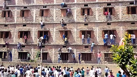 อินเดีย งัดมาตรการเข้ม สกัด นร. โกงสอบ พ่อ-พี่ ปีนตึกส่งกระดาษคำตอบโจ๋งครึ่ม