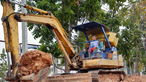 ทึ่ง ไอ้หนูแบ็กโฮ! 5 ขวบอยู่อนุบาล ขับช่วยตาตักดิน