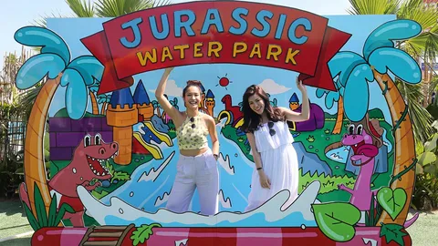 พ้อย-ฝ้าย อวดหุ่นเป๊ะ เซ็กซี่เบาๆ ตะลุย จูราสสิค วอเตอร์ พาร์ค