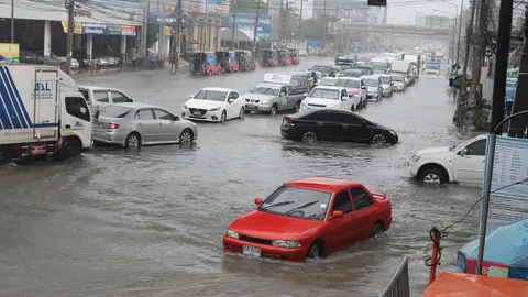 ฝนถล่มเมืองชล! น้ำท่วม ถ.สุขุมวิท รถตู้เครื่องดับทำติดยาวหลาย กม.