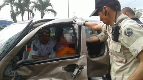  เก๋งชนปิกอัพ พระมรณภาพ! เจ้าอาวาสวัดดังชลบุรี ถูกอัดติดในรถ 