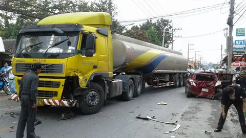 พ่วง22ล้อบรรทุกน้ำมัน ชนแหลกกลางเมืองน่าน เจ็บ7สาหัส5