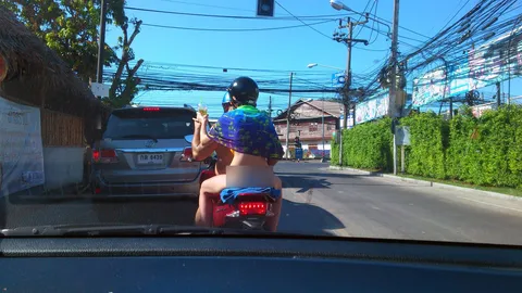 แก้ดีกว่ามั้ย! เห็นแล้วคันในหัวใจ แหม่มสาวใส่จีสตริงซิ่งที่ภูเก็ต