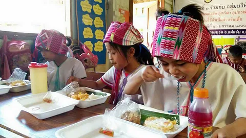 ผู้แทนพระองค์ สมเด็จพระเทพฯ มอบสิ่งของพระราชทาน เด็กชาวเขา