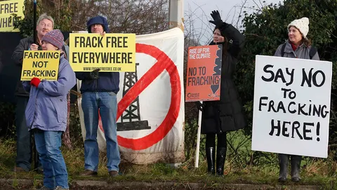 ปมลึกแต่ไม่ลับ–น้ำมันดิ่งเหว