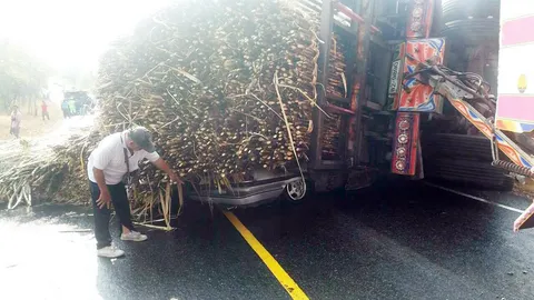 พ่วง18 ล้อบรรทุกอ้อยเต็มคัน พลิกคว่ำทับเก๋งไฟลุกท่วมย่างสด 3 ศพ