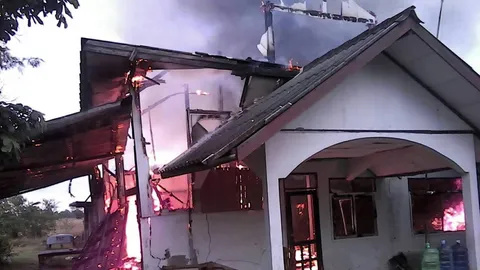 ไฟไหม้บ้าน ตร.ร้อยเอ็ด หนีรอดหวุดหวิด ก่อนพังถล่ม