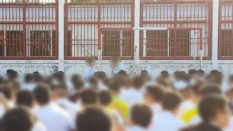 ต้องอ่าน! จากยุค 'นักเรียนกราบครู' ถึง 2559 ยุค 'ครูกราบนักเรียน' เรามาถึงจุดนี้ได้ไง?