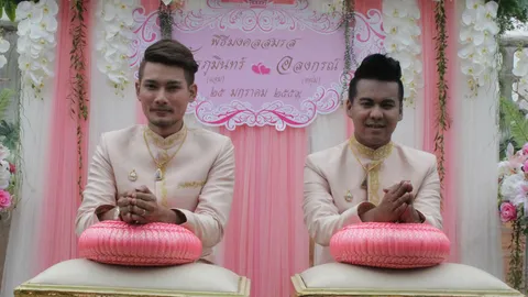 ฮือฮาวิวาห์สีม่วง! หนุ่มสารคามหอบขันหมาก 2 แสน ขอหนุ่มกำแพงเพชร