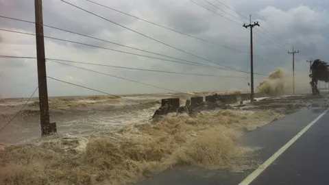 นครศรีฯ-สงขลา-สตูล อ่วมทั้งฝน-คลื่นซัด-ลมแรง ทหารเร่งช่วย ปชช.