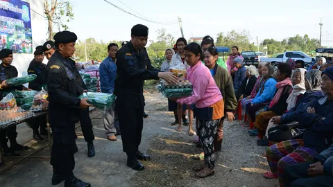 กกล.บูรพา แจกผ้าห่มคนชรา-พิการ หมู่บ้านชายแดนสระแก้ว หลังอุณหภูมิลดฮวบ