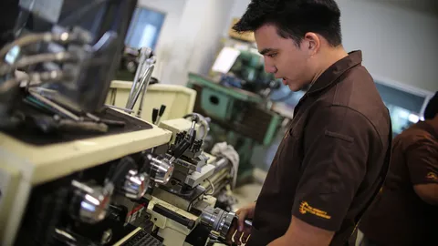 หนทางรอด 'อาชีวศึกษา' เรียนจบมีงานทำ เป็นเลิศอาชีพเฉพาะด้าน