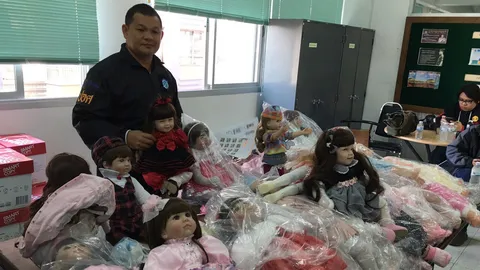 กวาดล้าง 'ตุ๊กตาลูกเทพเถื่อน'  ปอศ. ลุย สำเพ็ง-วังบูรพา บุกจับร้านเลี่ยงภาษีนำเข้า 