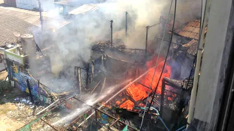 ไฟไหม้กลางเมืองหัวหิน! อาคารเก่า ซ.เศรษฐกิจ วอด 7 ล้าน บาดเจ็บ 2  