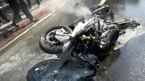 นศ.ปี 4 ซิ่งบิ๊กไบค์ BMW พลิกคว่ำ ไฟท่วมดับสยอง คู่กรณีชิ่งหนี