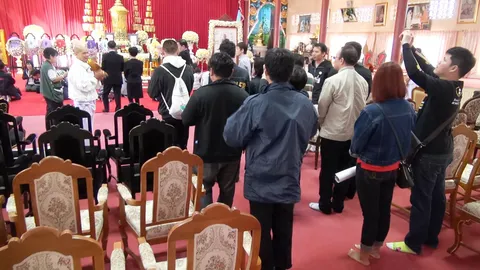 สาธุชนแน่นวัดอัมพวัน กราบสังขาร ‘หลวงพ่อจรัญ’ ศิษย์ตั้งโรงทานเลี้ยง   