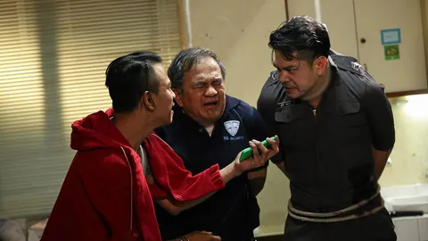 เต๋า ดิ้นถูกจับแขวนคอ ประโคมหมัดสู้ แฟรงค์ กลางอากาศ